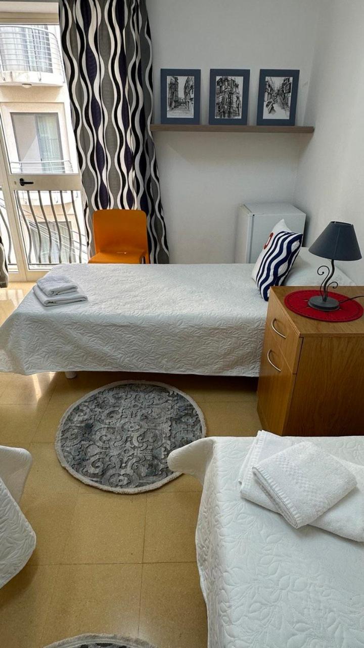 Dreibettzimmer in der Unterkunft Malta Crown guesthouse