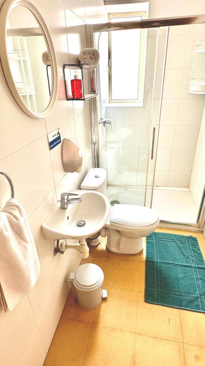 Zweibettzimmer mit eigenem Bad außerhalb des Zimmers in der Unterkunft Malta Crown guesthouse