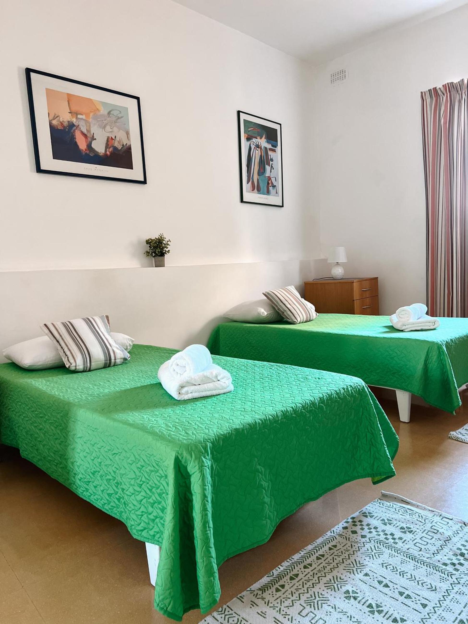 Dreibettzimmer mit eigenem externen Bad in der Unterkunft Malta Crown guesthouse