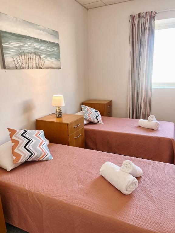 Zweibettzimmer mit eigenem Bad in der Unterkunft Malta Crown guesthouse